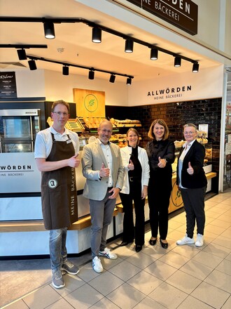 Mitarbeitende der Bäckerei von Allwörden (Am Margaretenhof Schwerin) und Ministerin Jacqueline Bernhardt (2.v.r.) / Quelle: JM