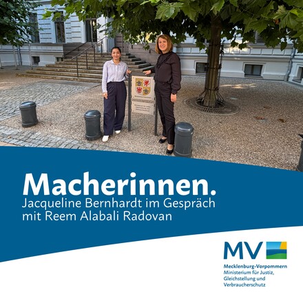 Bundesministerin Reem Alabali Radovan (links) und Ministerin Jacqueline Bernhardt vor dem Ministerium / Quelle: JM