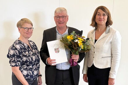 (v.r.n.l.): Justizministerin Jacqueline Bernhardt, Landesarbeitsgerichtspräsident i.R. Alfried Kampen, Justizstaatssekretärin Babette Bohlen. @JM