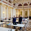 Justizministerin Jacqueline Bernhardt (rechts) und Justizstaatssekretärin Babette Bohlen begutachten die Vorbereitung des Probe-E-Examens im Goldenen Saal in Schwerin, @JM