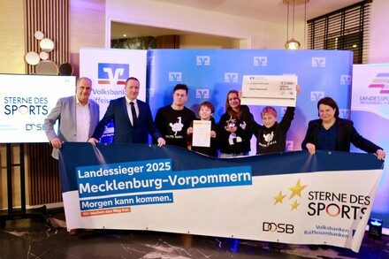 Gemeinsam mit de,m LSB und der VR-Bank zeichnete Ministerin Stefanie Drese den Verein "Baltic Dance" mit dem Stern des Sports in Silber aus.