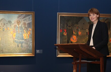 Staatssekretärin Susanne Bowen sprach zur Feierstunde zum Ankauf der „Laternenkinder“ (links im Bild) und dankte den beteiligten Förderern.