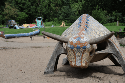 „Stier“ von Franz-Ulrich Poppe (1939-2024), 1976, Spielplatz im Kulturpark Neubrandenburg  © Dr. Rita Gerlach-March