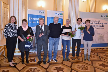 Justizministerin Jacqueline Bernhardt mit sechs der Preisträgerinnen und Preisträger (v.l.n.r.): Ministerin Bernhardt, Marianne Steinhäuser, Uwe Bollwinkel, Hans-Peter Voß, Regine Kehlmann-Wittkopf, David Hanke, Jana Puls. @JM