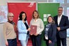 Gleichstellungsministerin Jacqueline Bernhardt (Mitte) überreicht den Zuwendungsbescheid an das Bildungswerk der Wirtschaft. (v.l.n.r.): Isabel-Kristin Jauch (Projektleitung ZU!MV), Lisanne Straka (DGB Nord), Ministerin Bernhardt, Judith Rompe (Projektleitung ZU!MV), Sven Müller (Geschäftsführer VUMV). @JM