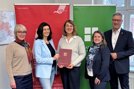 Gleichstellungsministerin Jacqueline Bernhardt (Mitte) überreicht den Zuwendungsbescheid an das Bildungswerk der Wirtschaft. (v.l.n.r.): Isabel-Kristin Jauch (Projektleitung ZU!MV), Lisanne Straka (DGB Nord), Ministerin Bernhardt, Judith Rompe (Projektleitung ZU!MV), Sven Müller (Geschäftsführer VUMV). @JM