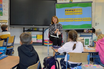 Ministerin Jacqueline Bernhardt liest Grundschülerinnen  und Grundschülern in Wöbbelin vor. @JM