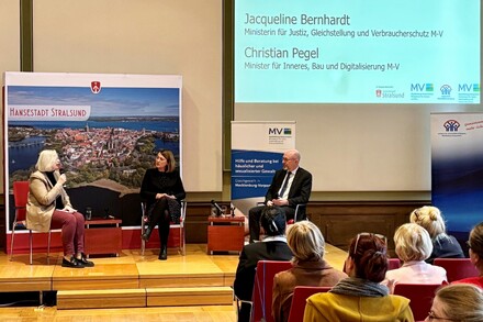 Justizministerin Jacqueline Bernhardt (Mitte) und Innenminister Christian Pegel im Podiumsgespräch mit Moderatorin Dörthe Graner. @JM
