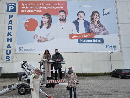 Ministerin Simone Oldenburg mit drei Lehrkräften, die Teil der Lehrerwerbekampagne sind, Fotografin: Nora Stein, Büro v.i.p.