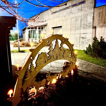 Schwibbogen vor der JVA Stralsund. @JVAStralsund