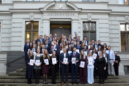 Staatssekretärin Babette Bohlen (1. Reihe rechts) mit den neuen Volljuristinnen und Volljuristen sowie Ausbilderinnen und Ausbildern in Mecklenburg-Vorpommern. @JM