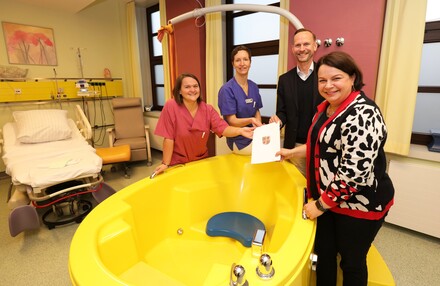 Größer, schöner, moderner: Ministerin Drese konnte heute dem Hanseklinikum Stralsund eine Förderung des Landes in Höhe von einer Million Euro für die Sanierung des Kreißsaals überreichen.