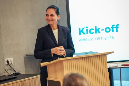 Wirtschaftsstaatssekretärin Ines Jesse beim Kick-off-Meeting in Anklam (© WM)