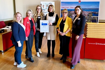 Gleichstellungsministerin Jacqueline Bernhardt überreicht das Zertifikat. v.l.n.r.: Die Landeskoordinatorinnen Servicestelle &bdquo;Aufstieg in Unternehmen&ldquo; Juliane Brunk und Peggy Hildebrand, Judith Usbek vom regionalen Cross-Mentoring-Projekt Mittleres Mecklenburg/Rostock, Ministerin Bernhardt, Silvia Hoffmann vom regionalen Cross-Mentoring-Projekt Mecklenburgische Seenplatte und Vorpommern-Greifswald sowie Susanne Schnoor vom regionalen Cross-Mentoring-Projekt Westmecklenburg. @JM
