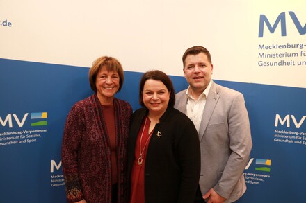 Ex-Bundesgesundheitsministerin Ulla Schmidt war als Vorsitzende des Bundesverbands der Lebenshilfe e.V.am Mittwoch zu einem Informationsaustausch mit Stefanie Drese im Schweriner Sozialministerium. Auch Stephan Hüppler (Bundesschatzmeister und Geschäftsführer der Vielfalter gGmbh) nahm am Gespräch teil.