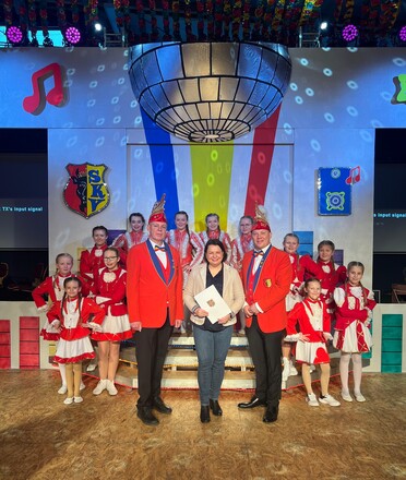 Ministerin Drese konnte dem Satower Karnevalclub einen Zuwendungsbescheid des Landes für die Modernisierung der Beleuchtung überreichen.