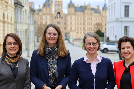 Prof. Dr. Seyedeh Nazgol Emrani, Wissenschaftsministerin Bettina Martin, Prof Dr. rer. nat. Antje Christine Venjakob, Prof. Dr. phil. Julia Frick (v.l.n.r.) Foto: Christian Moeller/WKM MV