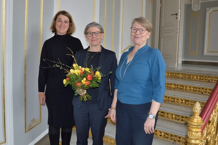 Gleichstellungsministerin Jacqueline Bernhardt (links), Staatssekretärin Babette Bohlen (rechts) mit der neuen Landesbeauftragten für Frauen und Gleichstellung Monique Tannhäuser. @JM