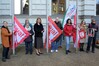 Gleichstellungsministerin Jacqueline Bernhardt (Mitte), Staatssekretärin Babette Bohlen und Lisanne Straka vom DGB Nord (3.v.r.) hissen vor dem Ministerium für Justiz, Gleichstellung und Verbraucherschutz die Equal-Pay-Day-Fahne. @JM