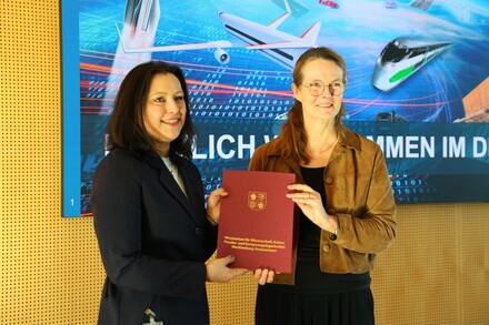 Wissenschaftsministerin Bettina Martin mit der Leiterin des DLR-Standortes Neustrelitz, Maria Reulke. Foto: Sabrina Scholz/WKM