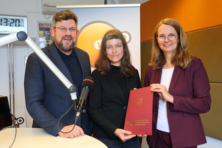 Ministerin Bettina Martin übergab die Projektförderung für Radio LOHRO an Kristin Schröder (Geschäftsleitung Radio LOHRO) in Anwesenheit des SPD- Fraktionsvorsitzendem im Landtag Julian Barlen.