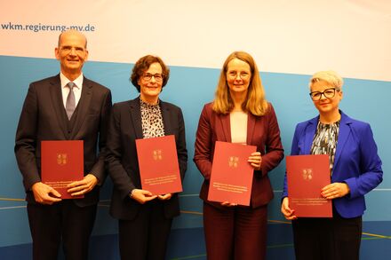 (v.l.) Die Unterzeichnenden Prof. Dr. Bernd Krause (Dekan und Wissenschaftlicher Vorstand der Universitätsmedizin Rostock), Dr. Christiane Stehle (Vorstandsvorsitzende der Universitätsmedizin Rostock), Wissenschaftsministerin Bettina Martin, Susanne Schlagl, Geschäftsführerin Deutschland bei GE HealthCare.