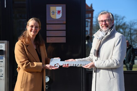 Bildunterschrift: Finanz- und Digitalisierungsminister Dr. Heiko Geue übergab symbolisch den Schlüssel für das Depot an Kultur- und Wissenschaftsministerin Bettina Martin. ©S. Scholz