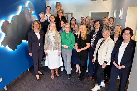 Gleichstellungsministerin Jacqueline Bernhardt (links), EU-Generaldirektorin Kerstin Jorna (2.v.l.), die Landesbeauftragte für Frauen und Gleichstellung Monique Tannhäuser (2. Reihe links) und KlasseFRAUEN in der Landesvertretung von Mecklenburg-Vorpommern in Brüssel. @JM