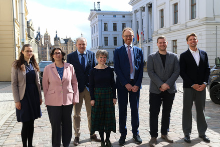 Prof. Dr. Sara Louise Bauke, Prof. Dr. Olga Garcia Mancheño, Abteilungsleiter Woldemar Venohr, Prof. Dr. Nadine Ueberschaer, Prof. Dr. René Dietrich, Prof. Dr. Markus Patberg und Prof. Dr. Nikolas Koch (v.l.n.r.); Foto Christian Moeller/WKM