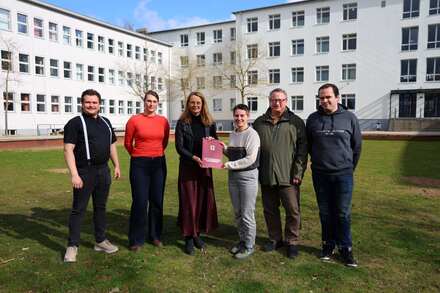 Ministerin Martin bei der Bescheidübergabe; Foto: Sabrina Scholz/WKM