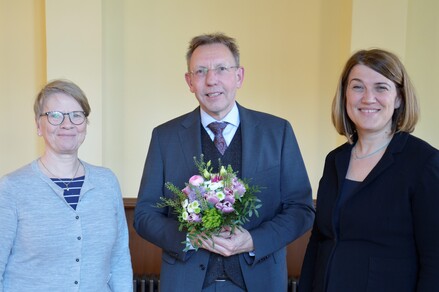 Justizministerin Jacqueline Bernhardt (rechts), Justizstaatssekretärin Babette Bohlen (links) mit dem neuen Opferhilfebeauftragten Dr. Joachim Kronisch. @JM