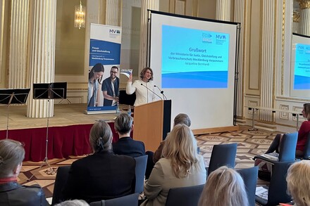 Gleichstellungsministerin Jacqueline Bernhardt hält das Gleichstellungspolitische Rahmenprogramm während ihres Grußwortes hoch. @JM