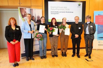 (v.l.) Nelly Halster (Ausbildern FAMI), Ministerin Martin, die Gewinnerinnen Johanna Radtke, Michelle Bunge und Lea Vandré, Silvio Witt (Vorstandsvors. DBV MV), Birgit Köpnick (Schulleiterin RBB Waren/Müritz).
