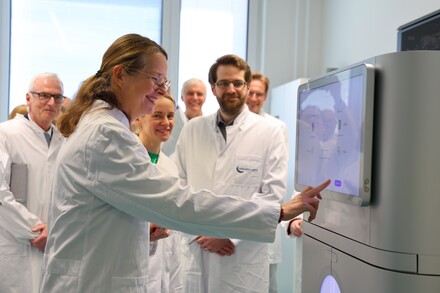 Wissenschaftsministerin Bettina Martin bei der Inbetriebnahme des Genomsequenzierers. Foto: Sabrina Scholz/WKM