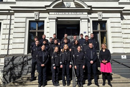 Ministerin Jacqueline Bernhardt (rechts) mit den Anwärterinnen und Anwärtern @JM