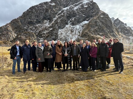 Delegation mit Bundesforschungsministerin Dorothee Bär und Mecklenburg-Vorpommerns Wissenschaftsministerin Bettina Martin und Forscherinnen und Forschern in Andøya. Foto: Felix Willer/WKM