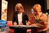 Bildungsministerin Simone Oldenburg und der Generalintendant des Mecklenburgischen Staatstheaters, Hans-Georg Wegner, unterzeichnen die Kooperationsvereinbarung zum Modellprojekt &bdquo;Theater ist Schule&ldquo;, Foto: Marie Zepplin