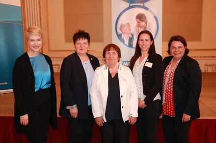 Manuela Schwesig und Stefanie Drese überreichten an Kathrin Meyer (2.v.l.), Bärbel Neumann (Mitte) und Katharina Storm (2.v.r.) die Landespflegemedaille.