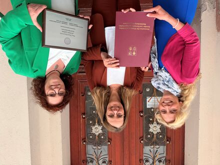 Ministerin Bettina Martin übergab den Förderbescheid an Prof. Dr. Eva-Lotta Brakemeier im Beisein der Rektorin der Universität Greifswald Prof. Dr. Katharina Riedel.