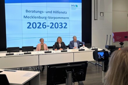 Gleichstellungsministerin Jacqueline Bernhardt (Mitte) und die Landesbeauftragte Monique Tannhäuser auf der Landespressekonferenz. @JM