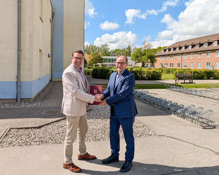 Wirtschaftsminister Dr. Wolfgang Blank (r.) überreicht dem Geschäftsführer der Berufsfachschule Greifswald, Gunther Schrader, den Zuwendungsbescheid (© Berufsfachschule Greifswald, gGmbH)