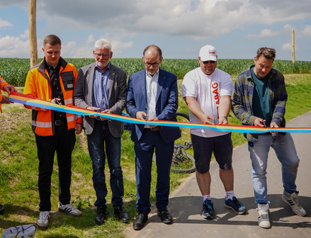 Wirtschafts- und Verkehrsminister Dr. Wolgang Blank (M.) bei der Verkehrsfreigabe (© WM)