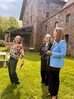 Katharina Husemann und Sabine Gehm vom Verein "Schloss Bröllin e.V. mit Ministerin Bettina Martin; Foto: Felix Willer/WKM