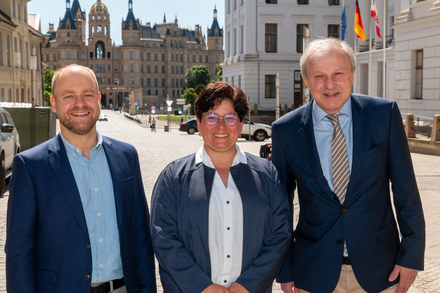 Prof. Dr.-Ing. André Naumann, Prof. Dr. Anja Eggert und Abteilungsleiter Woldemar Venohr