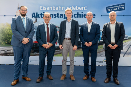 v.l.n.r.: Heino Tanschus, 1. Stellvertreter des OB Hansestadt Stralsund; Minister Dr. Wolfgang Blank, Ministerium für Wirtschaft, Infrastruktur, Tourismus und Arbeit; Carsten Moll, DB Regio Nordost; Karsten Erhardt, DB InfraGO AG; Lars Gehrke, Geschäftsführer der ODEG