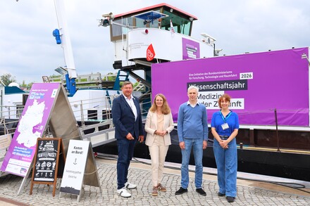 MdL Marcel Falk, Wissenschaftsministerin Bettina Martin, Prof. Dr.-Ing. Sascha Spors und Dr. Paula Friedrichs, Foto: Sabrina Scholz/WKMMdL Marcel Falk, Wissenschaftsministerin Bettina Martin, Prof. Dr.-Ing. Sascha Spors und Alissa Schüller, Foto: Sabrina Scholz/WKM