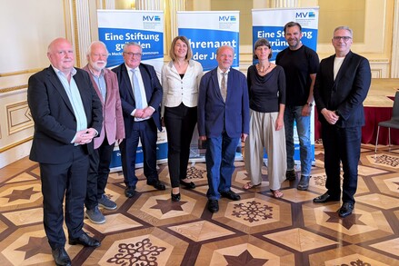 Justizministerin Jacqueline Bernhardt (Mitte) mit allen Neustifterinnen und Neustiftern sowie Sebastian Kriedel vom Landesnetz der Stiftungen MV (Mitte rechts). @JM