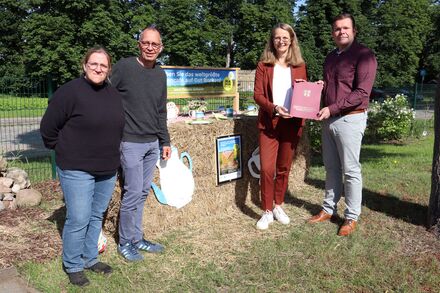 Gundel Bartz (Teamleiterin Gärtnerei Koblentz der GWW GmbH), Dr. Sven Grumbach (Geschäftsführer Gut Borken), Ministerin Bettina Martin, Karsten Joachim (Bürgermeister der Gemeinde Viereck); Foto: Kati Kunos/gww GmbH