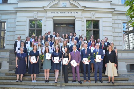 Justizministerin Jacqueline Bernhardt (rechts), Staatssekretärin Babette Bohlen (links) mit den neuen Volljuristinnen und Volljuristen sowie Ausbilderinnen und Ausbilder. @JM