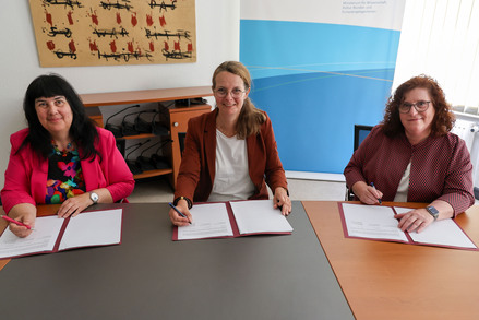 Rektorin Prof. Dr. Elizabeth Prommer, Wissenschaftsministerin Bettina Martin und Rektorin Prof. Dr. Katharina Riedel
